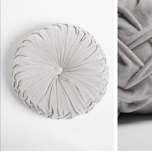 Round Pintuck Pillow